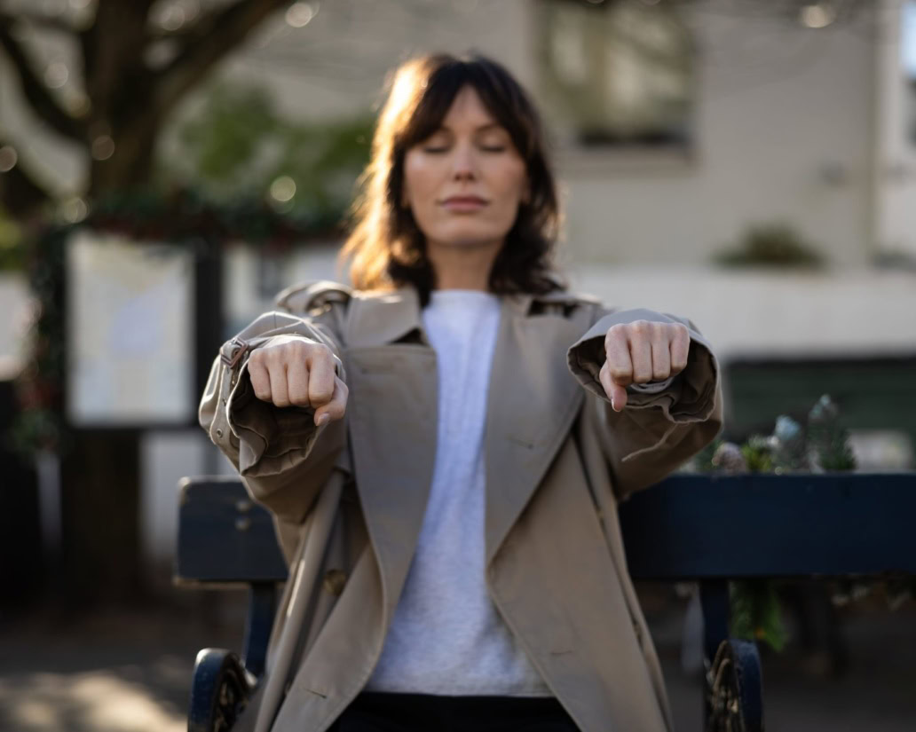 WOMAN PRACTISING SOPHROLOGY