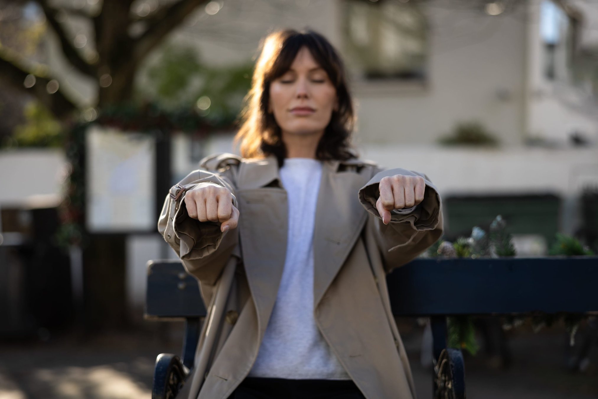 WOMAN PRACTISING SOPHROLOGY