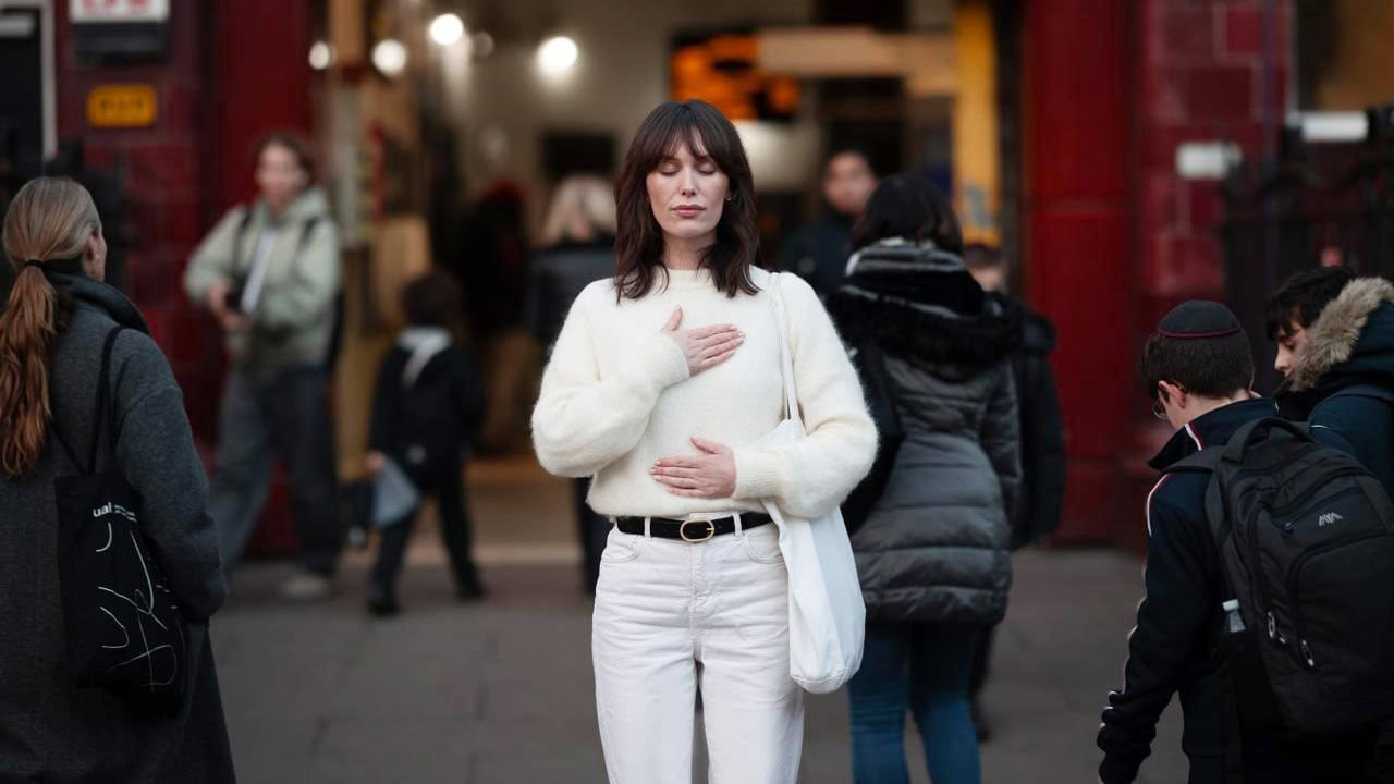 Woman in white performing a Sophrology exercise