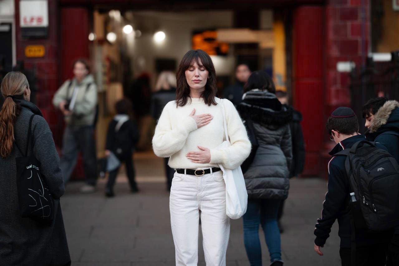 Woman in white performing a Sophrology exercise