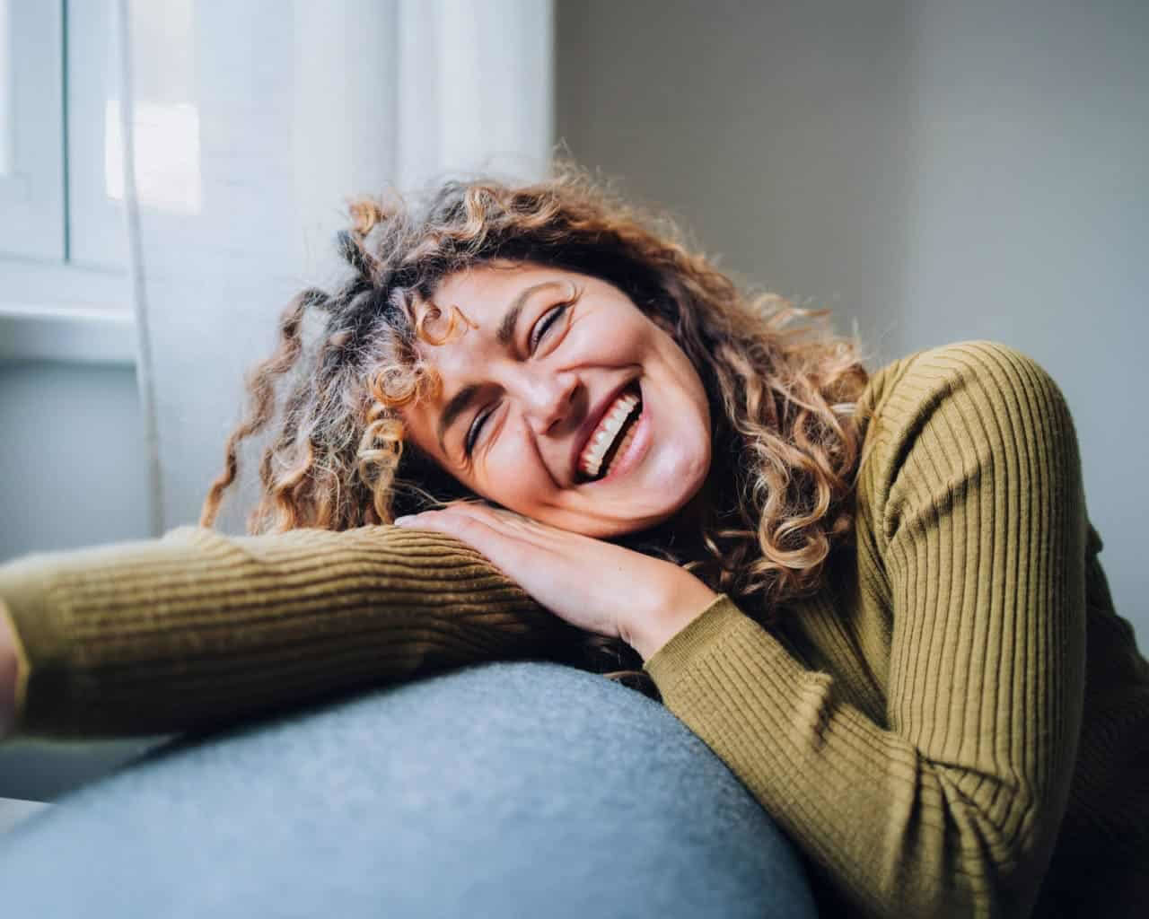 Woman smiling after a one to one Sophrology session