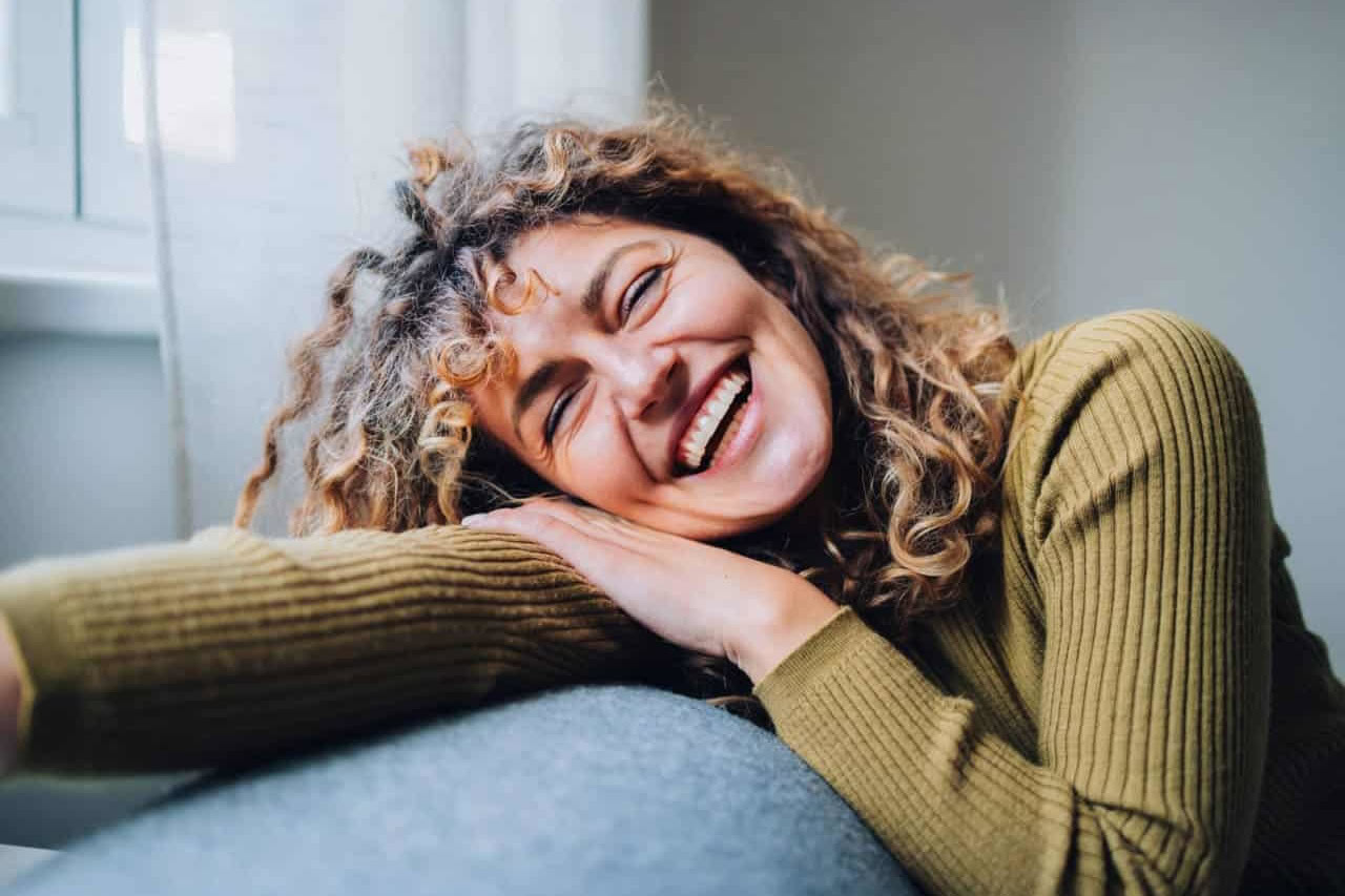 Woman smiling after a one to one Sophrology session