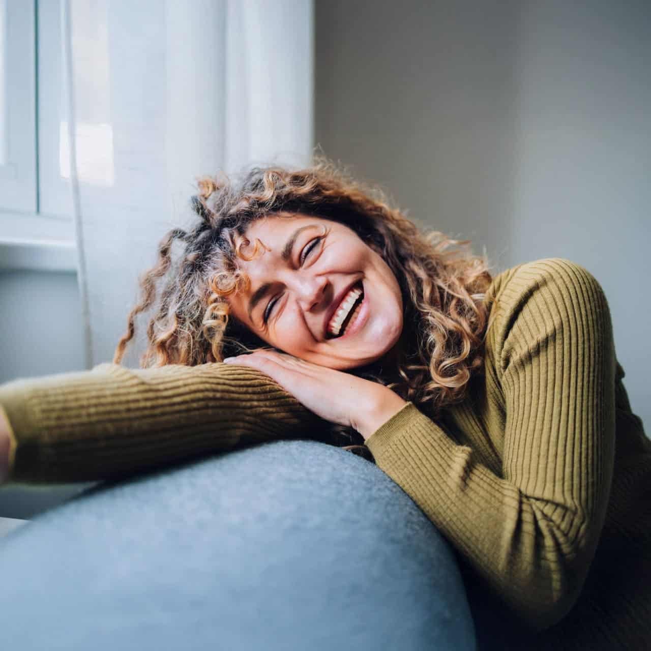 Woman smiling after a one to one Sophrology session