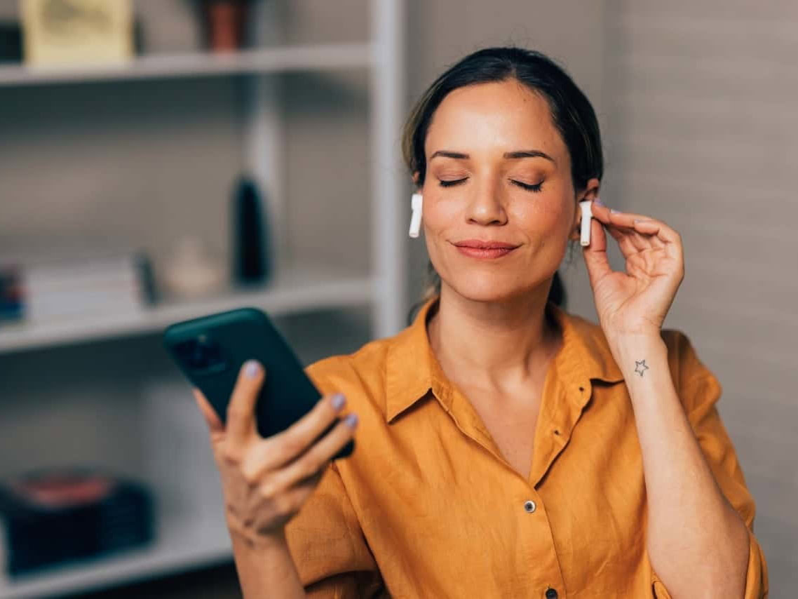 Illustration explaining what makes one-to-one Sophrology different, highlighting personalised support, tailored practices, and flexible online sessions.