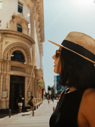 Woman with hat looking into the distance