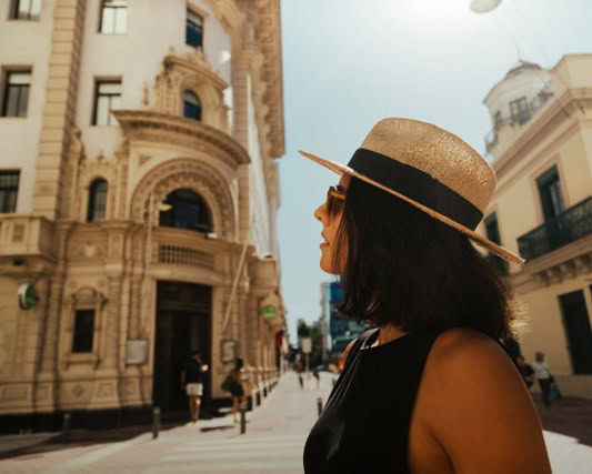 Woman with hat looking into the distance